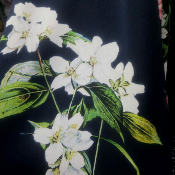 Тканина атлас шовк-сатин Armani V-5/2 розалія темно синя, Квітковий, фото 3 Тканина атлас шовк-сатин Armani V-5/2 розалія темно синя, Квітковий, фото 3