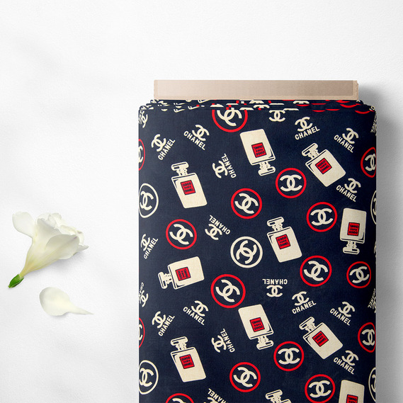 Тканина плательна віскоза штапель Бренд 115 гр/м2 Chanel 5 темно синій, Написи, фото 2