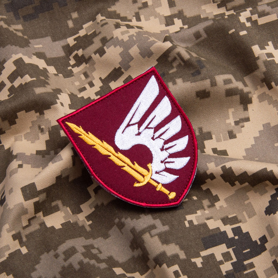 Шеврон на липучке 79-я отдельная десантно-штурмовая бригада Крыло 8х9,7 см бордо, фото 3 Шеврон на липучке 79-я отдельная десантно-штурмовая бригада Крыло 8х9,7 см бордо, фото 3