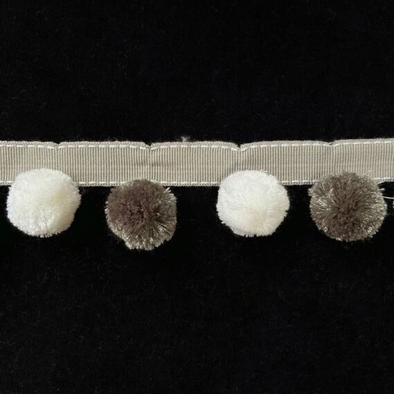 Бахрома декоративная V-43/44 сіра/молоко, фото 3 Бахрома декоративная V-43/44 сіра/молоко, фото 3