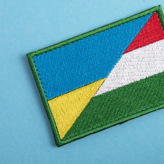 Шеврон нашивка на липучці прапор України та Угорщини, вишитий патч 5,4х7,7 см, фото 2 Шеврон нашивка на липучці прапор України та Угорщини, вишитий патч 5,4х7,7 см, фото 2