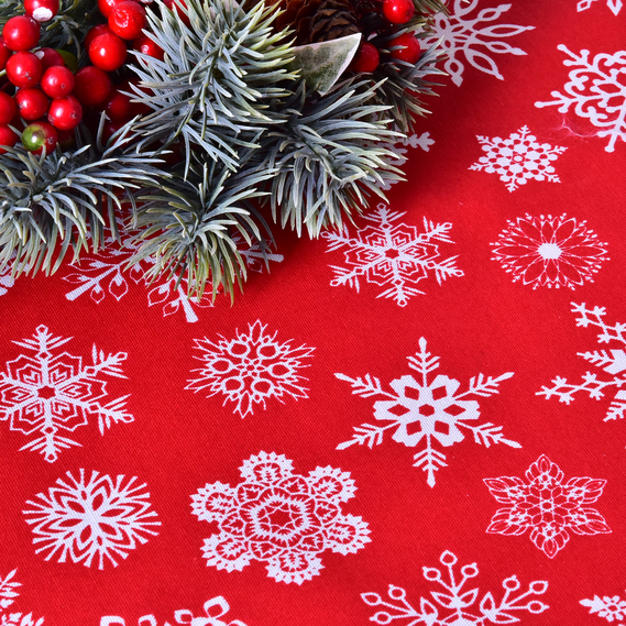Скатерть Новогодняя 170х260 см с водоотталкивающей пропиткой праздничная хлопок сніжинка на червоному, фото 3