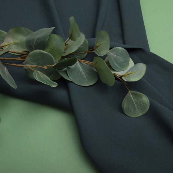 The fabric is chiffon with a moss crepe texture темно зелений, фото 3