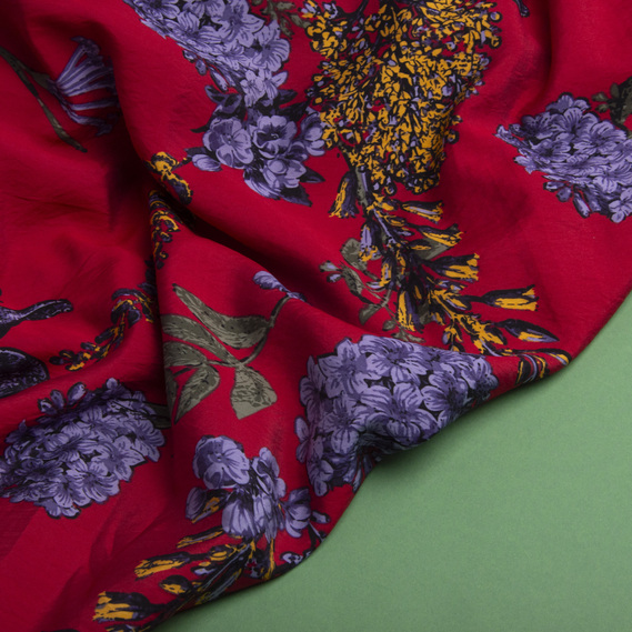 Ткань вискоза плательная Муслин 140 см, 90 гр/м2 для платьев, блузок, юбок, халатов, костюмов гіацинт на червоному, фото 3