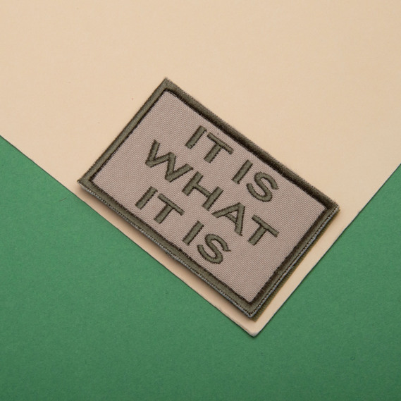 Набір шевронів 2 шт з липучкою It is what it is 5х8 см беж, вишитий патч нашивка шеврон тактичний, фото 5