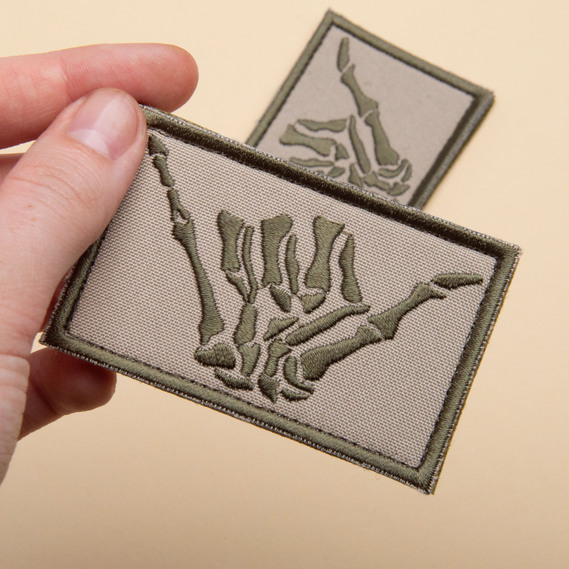 Набор шевронов 2 шт с липучкой Скелет рука, Shaka Hand, Aloha 5х8 см беж, вышитый патч шеврон, нашивка, липучка, рука скелета, фото 2