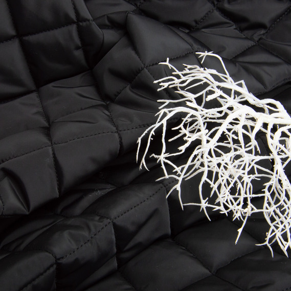 Ткань подкладочная стеганная утеплитель 7,5x7,5 см, синтепон 100 + спанбонд, плащевой однотонный, 140 см, 210 гр/м2 чорна, фото 4