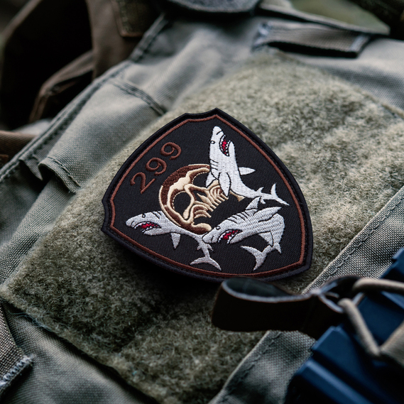Набір шевронів 2 шт на липучці 299 бригада тактичної авіації України Череп з акулами чорний 9х10 см, вишитий патч нашивка шеврон¶¶, фото 2
