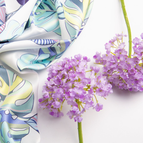 Тканина для одягу Атлас шовк з малюнком, 145 см, 90 гр/м2, ніжна, легка тканина монстера біла, фото 4