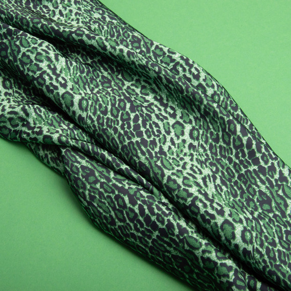 Ткань для одежды Атлас шелк с рисунком, 145 см, 90 гр/м2, нежная, легкая ткань Ліона зелена, фото 4