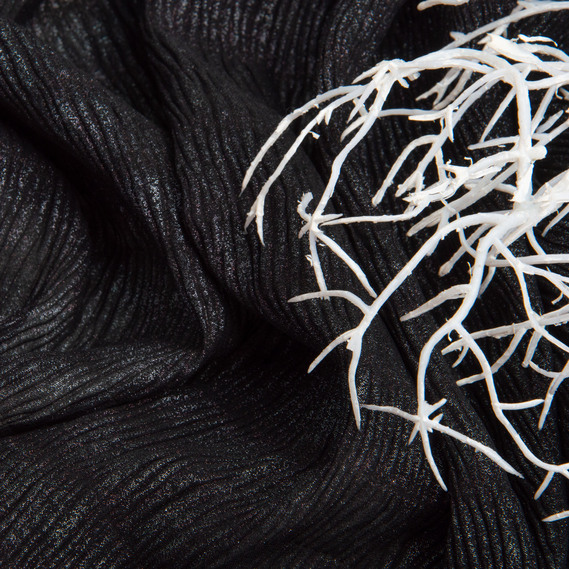 Ткань шифон жатка 95 гр/м2 145 см легкая, воздушная ткань для платьев, блуз и аксессуаров чорна, фото 3 Ткань шифон жатка 95 гр/м2 145 см легкая, воздушная ткань для платьев, блуз и аксессуаров чорна, фото 3